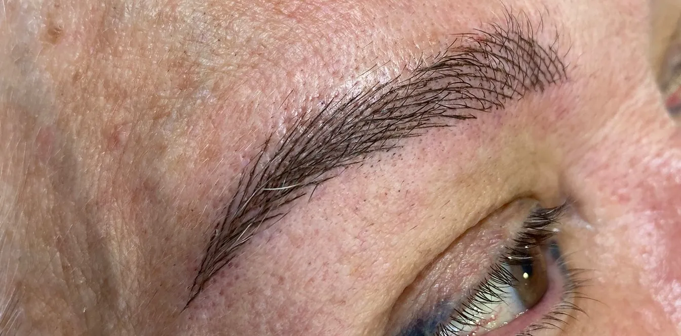 Ceja recién hecha con microblading pelo a pelo, con trazos finos que imitan el vello natural